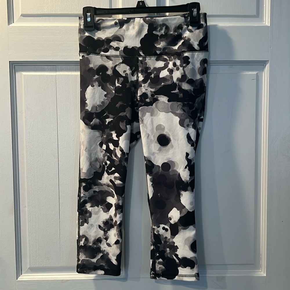 105. Women’s DSG Capri Leggings Size Small